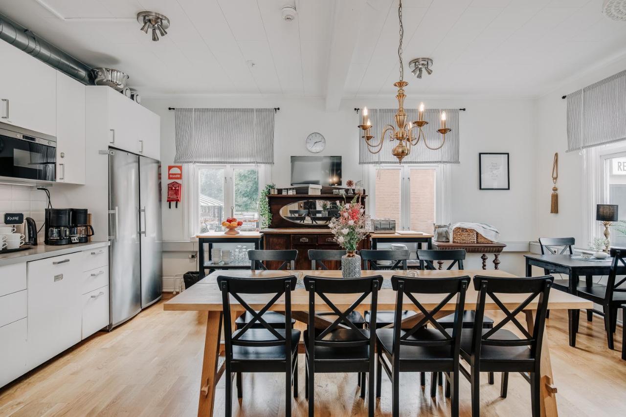Jaernvaegshotellet B&B Скара Екстериор снимка